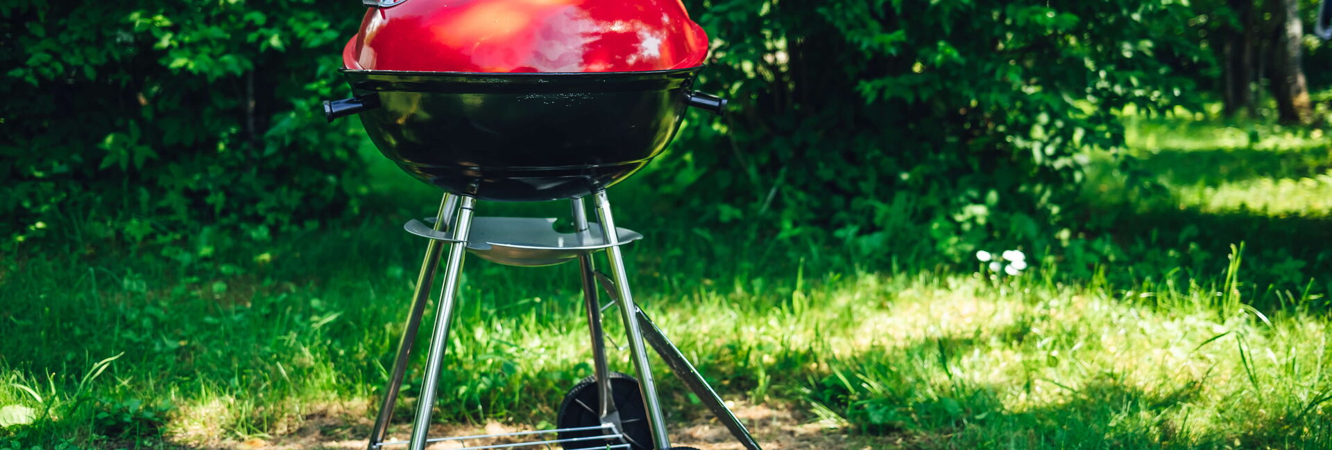 Draußen Grillen in Leverkusen - ein Grill steht auf einer Wiese im Park